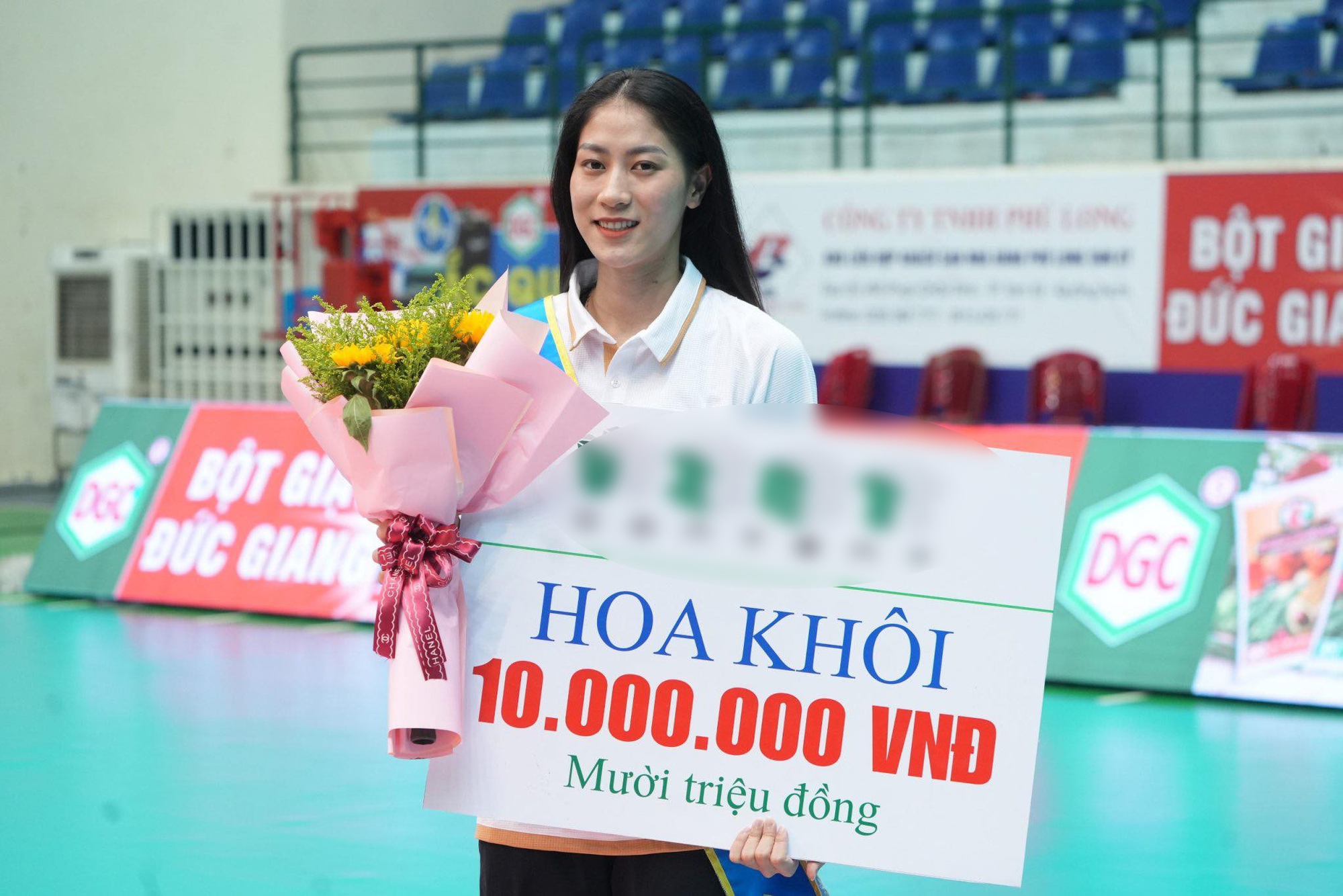 Cô gái Quảng Bình 3 tháng 2 lần nhận giải Hoa khôi bóng chuyền: Cao 1m77, gương mặt hút hồn - Ảnh 1.