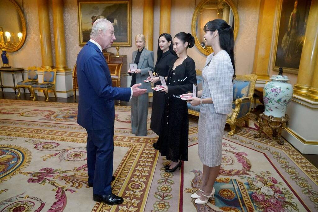 Vua Charles III trao Huân chương danh dự cho nhóm nhạc Blackpink: Đội quân nhạc Hoàng gia chơi 2 bài K-pop trong lễ đổi gác - Ảnh 1.