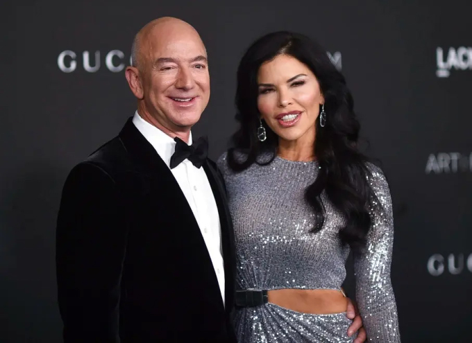 Jeff Bezos sở hữu loạt bất động sản nghìn tỷ đồng, xa hoa đến khó tin nhưng không nơi nào đắt bằng &quot;dinh thự nổi&quot; này - Ảnh 1.