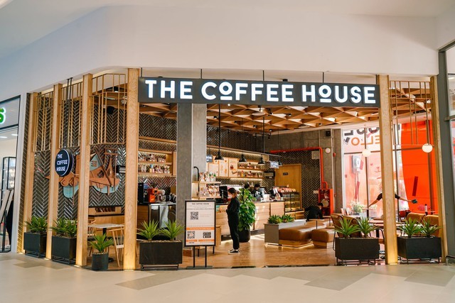 Câu hỏi khó cho CEO The Coffee House: Thời buổi 'sóng ngầm F&B', khách ôm laptop ngồi cả ngày mà chỉ gọi 1 cốc nước, ứng xử ra sao? - Ảnh 1.