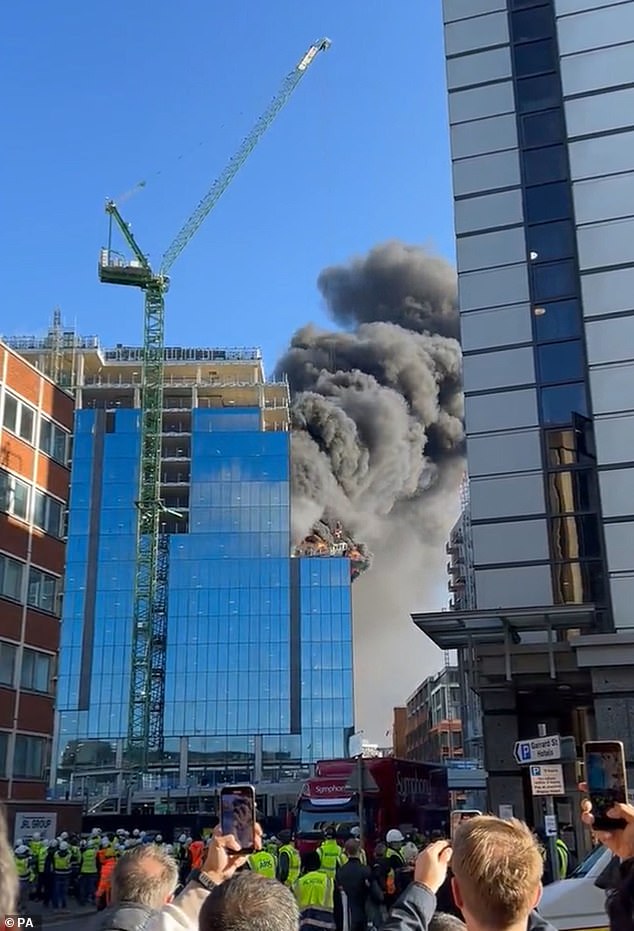 Hỏa hoạn kinh hoàng bao trùm tòa tháp 16 tầng, video ghi lại hiện trường giải cứu nạn nhân mắc kẹt gây thót tim- Ảnh 2.