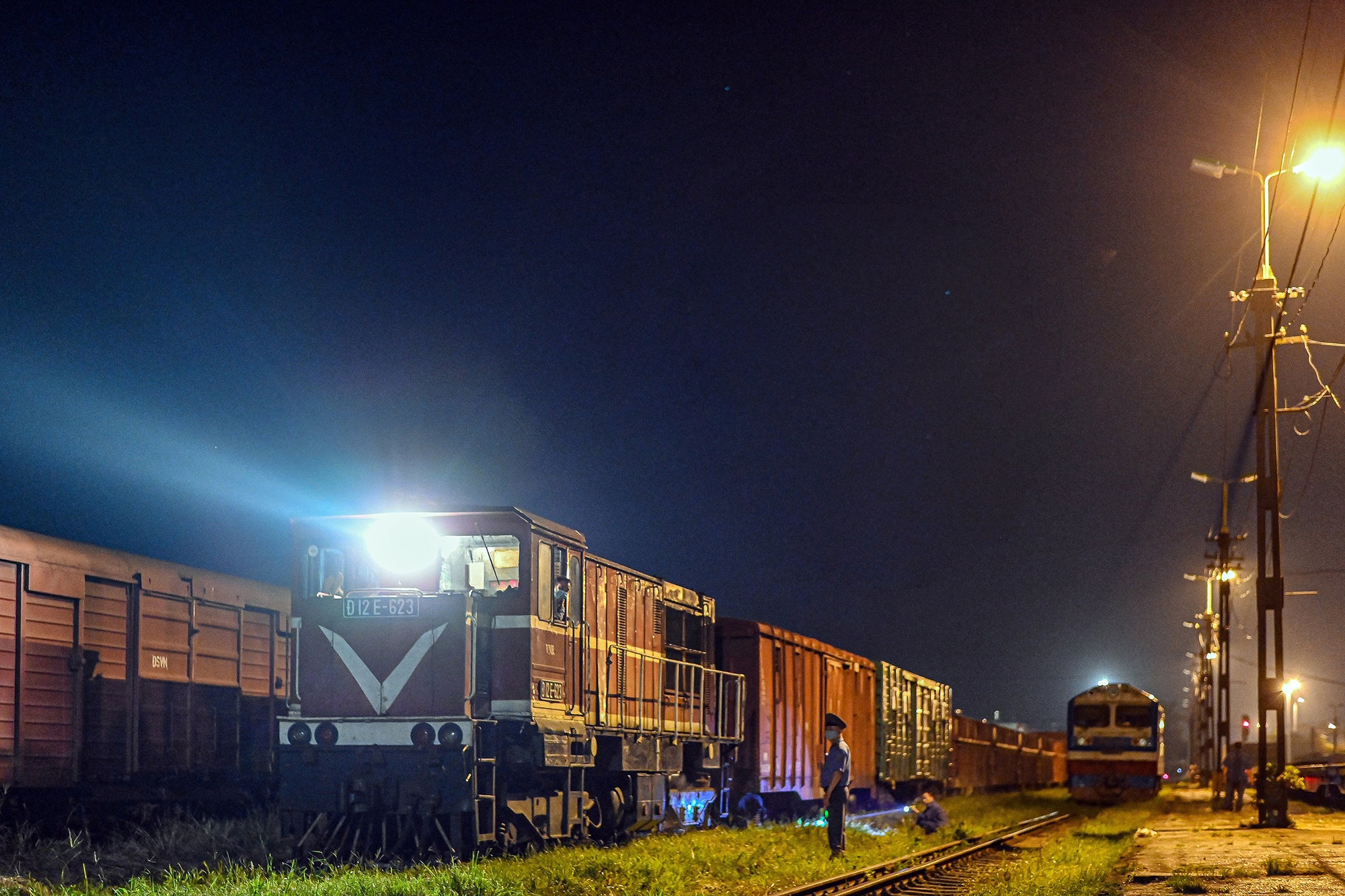 Soi những khối sắt di động từng làm nên lịch sử huy hoàng của đường sắt Việt Nam - Ảnh 1.