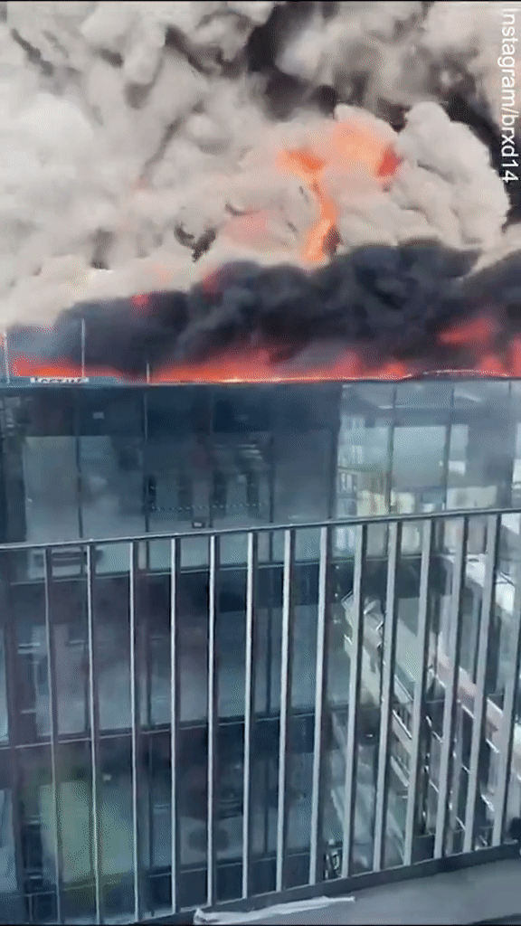Hỏa hoạn kinh hoàng bao trùm tòa tháp 16 tầng, video ghi lại hiện trường giải cứu nạn nhân mắc kẹt gây thót tim- Ảnh 1.