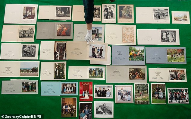 Bộ sưu tập thiệp Giáng sinh được rao bán, hé lộ những bức ảnh chưa từng thấy về cuộc sống riêng tư của cố Nữ vương Elizabeth với gia đình - Ảnh 11.
