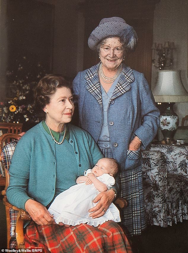 Bộ sưu tập thiệp Giáng sinh được rao bán, hé lộ những bức ảnh chưa từng thấy về cuộc sống riêng tư của cố Nữ vương Elizabeth với gia đình - Ảnh 9.