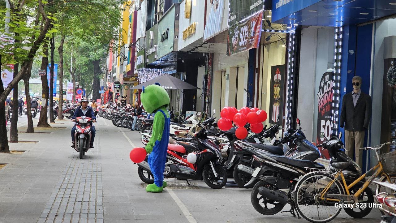 Toàn cảnh BLACK FRIDAY tại Hà Nội - Đà Nẵng - TPHCM: Nơi xếp hàng vài giờ chờ thanh toán, nơi ảm đạm vắng hoe- Ảnh 9.