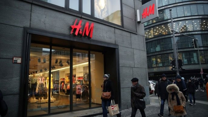 Quốc gia đối thủ của dệt may Việt Nam vừa tăng lương tối thiểu lên 113 USD, áp lực đè nặng các hãng gia công – H&M lập tức ‘bơm tiền’ để bù đắp - Ảnh 1.