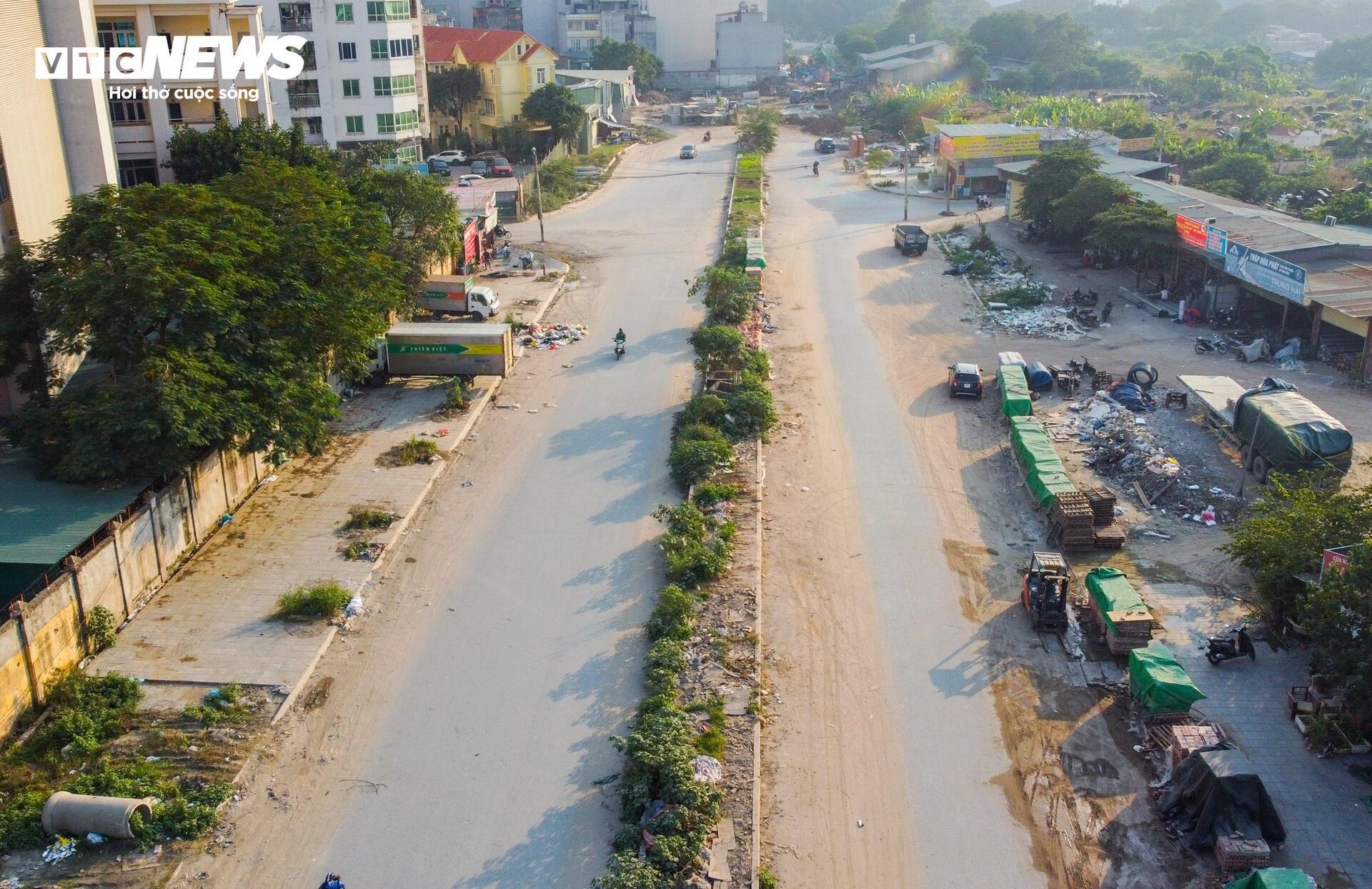 Dân Thủ đô khốn khổ vì rác thải, bụi đất trên tuyến đường đang xây dựng - Ảnh 2.
