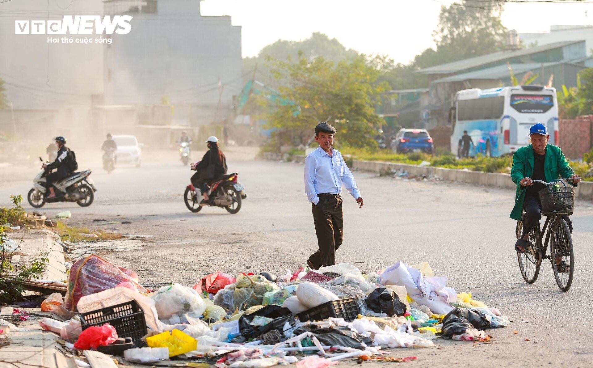 Dân Thủ đô khốn khổ vì rác thải, bụi đất trên tuyến đường đang xây dựng - Ảnh 8.