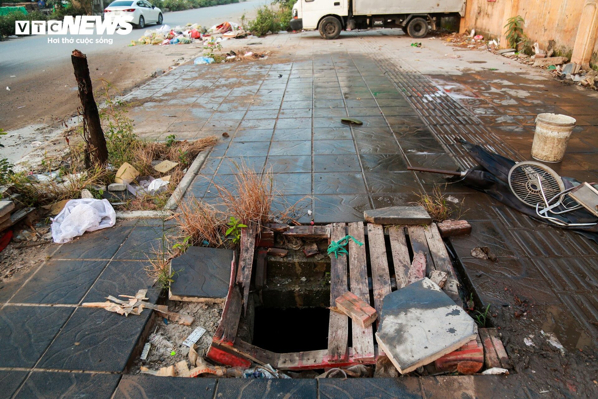 Dân Thủ đô khốn khổ vì rác thải, bụi đất trên tuyến đường đang xây dựng - Ảnh 14.