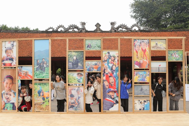 Một sự kiện đặc biệt đang được giới trẻ Hà Nội kéo đến check-in: Triển lãm tôn vinh những người hùng vì cộng đồng - Ảnh 2.