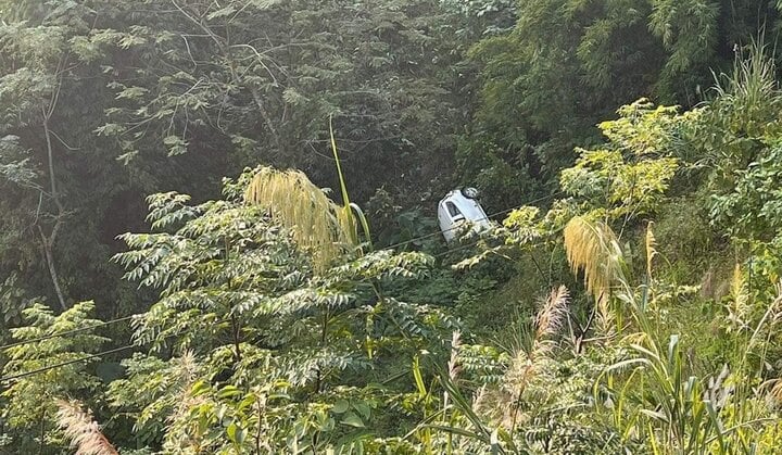 Ô tô con lao xuống vực ở Sơn La, 2 người bị thương nặng - Ảnh 1.