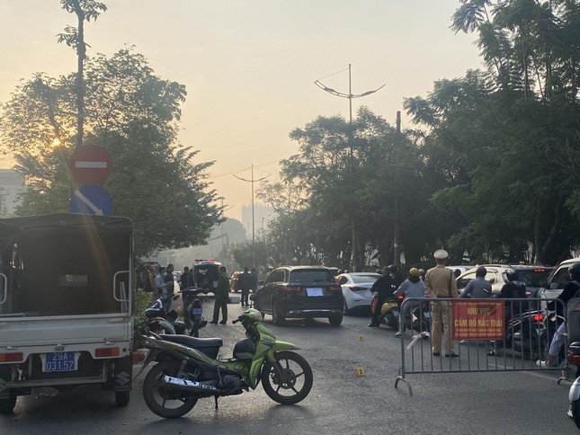 Hà Nội: Người đi bộ tử vong sau va chạm với ô tô Mercedes - Ảnh 2.