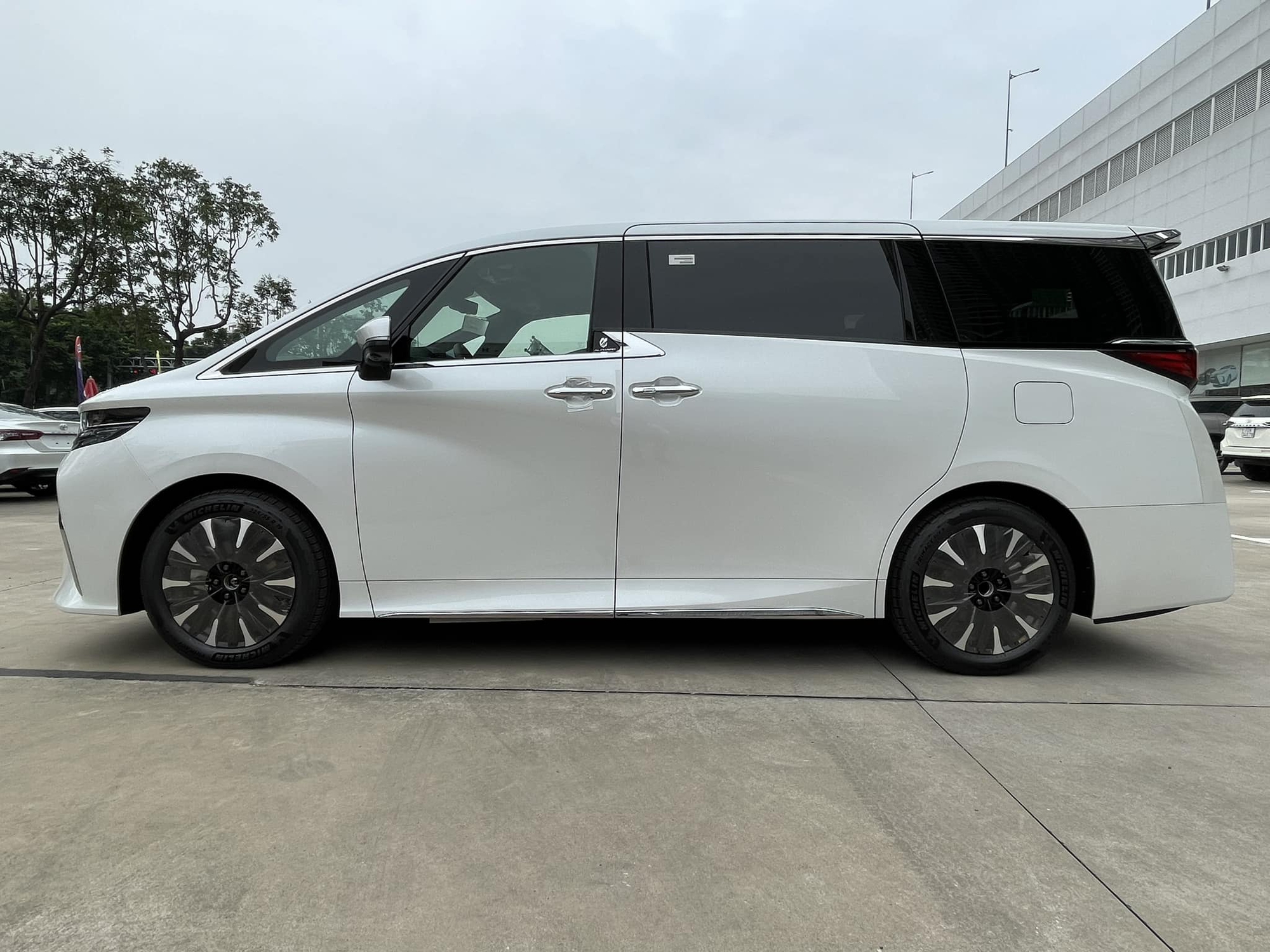 Toyota Alphard 2024 bị bán chênh 300 triệu: Giá lăn bánh bản base hơn 5 tỷ, nhiều nơi găm xe kiếm lời - Ảnh 8.