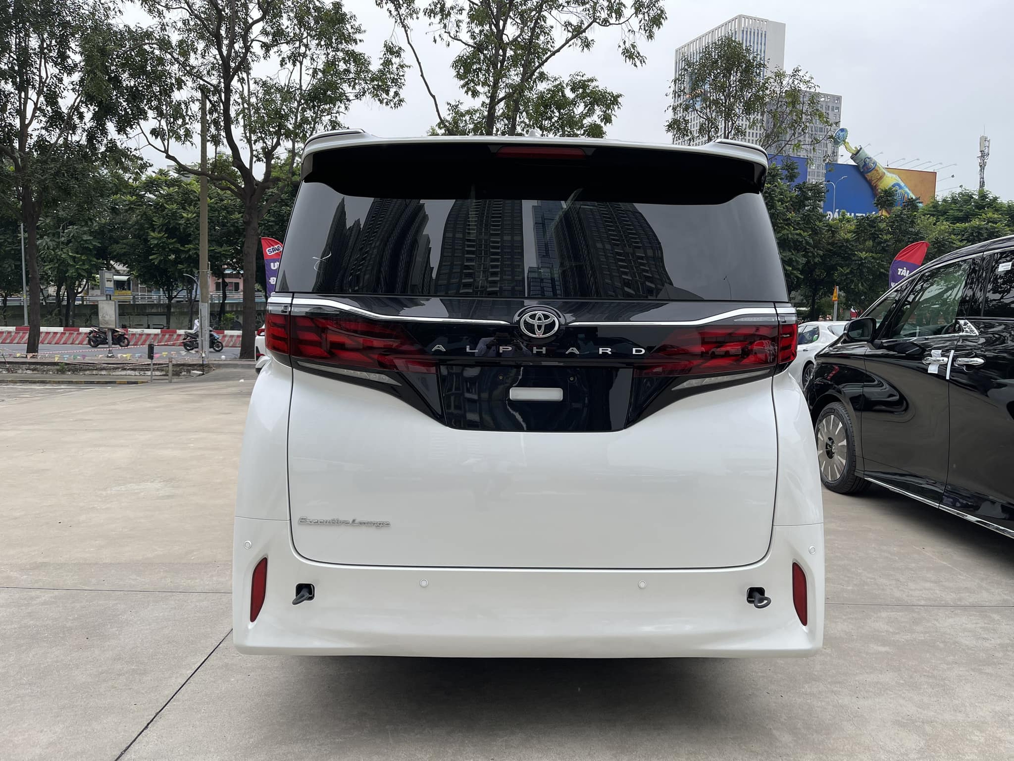 Toyota Alphard 2024 bị bán chênh 300 triệu: Giá lăn bánh bản base hơn 5 tỷ, nhiều nơi găm xe kiếm lời - Ảnh 9.