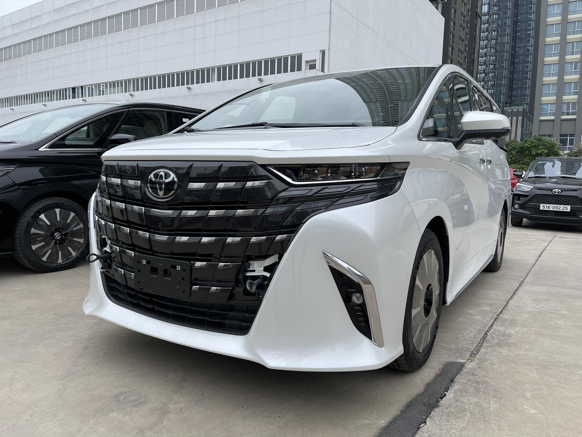 Toyota Alphard 2024 bị bán chênh 300 triệu: Giá lăn bánh bản base hơn 5 tỷ, nhiều nơi găm xe kiếm lời - Ảnh 7.