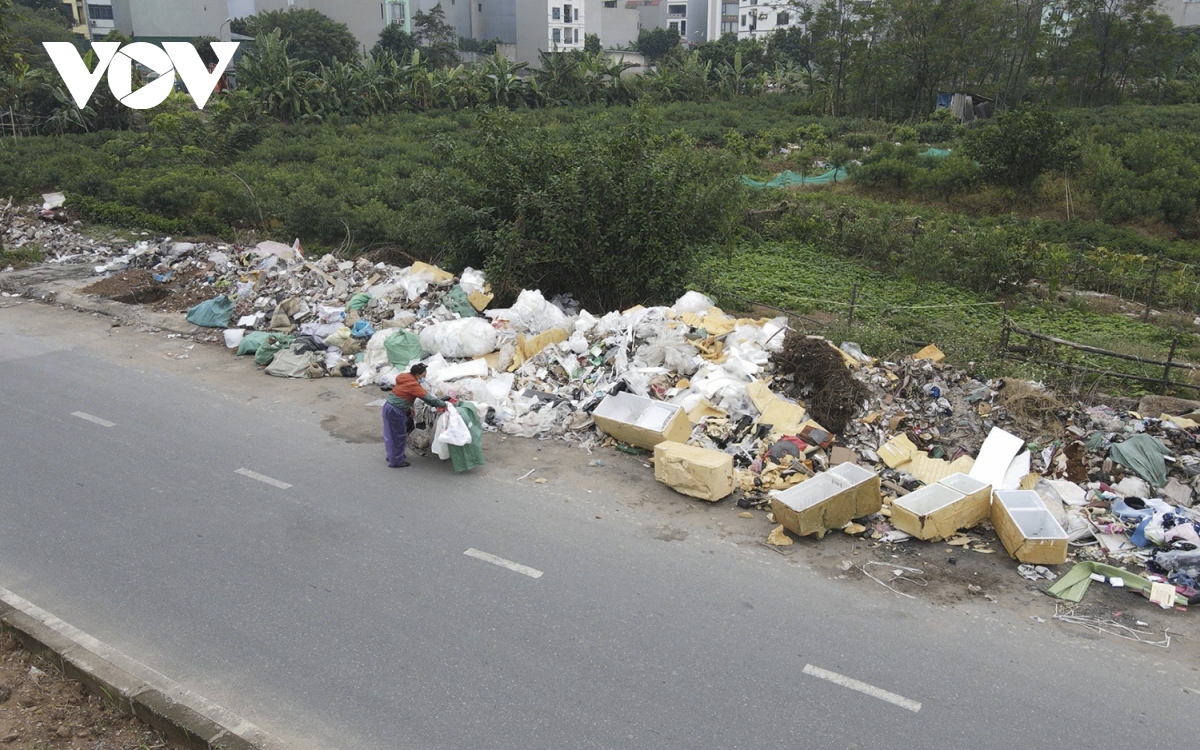Rác thải ngập tràn con đường mới thi công ở Hà Nội - Ảnh 13.