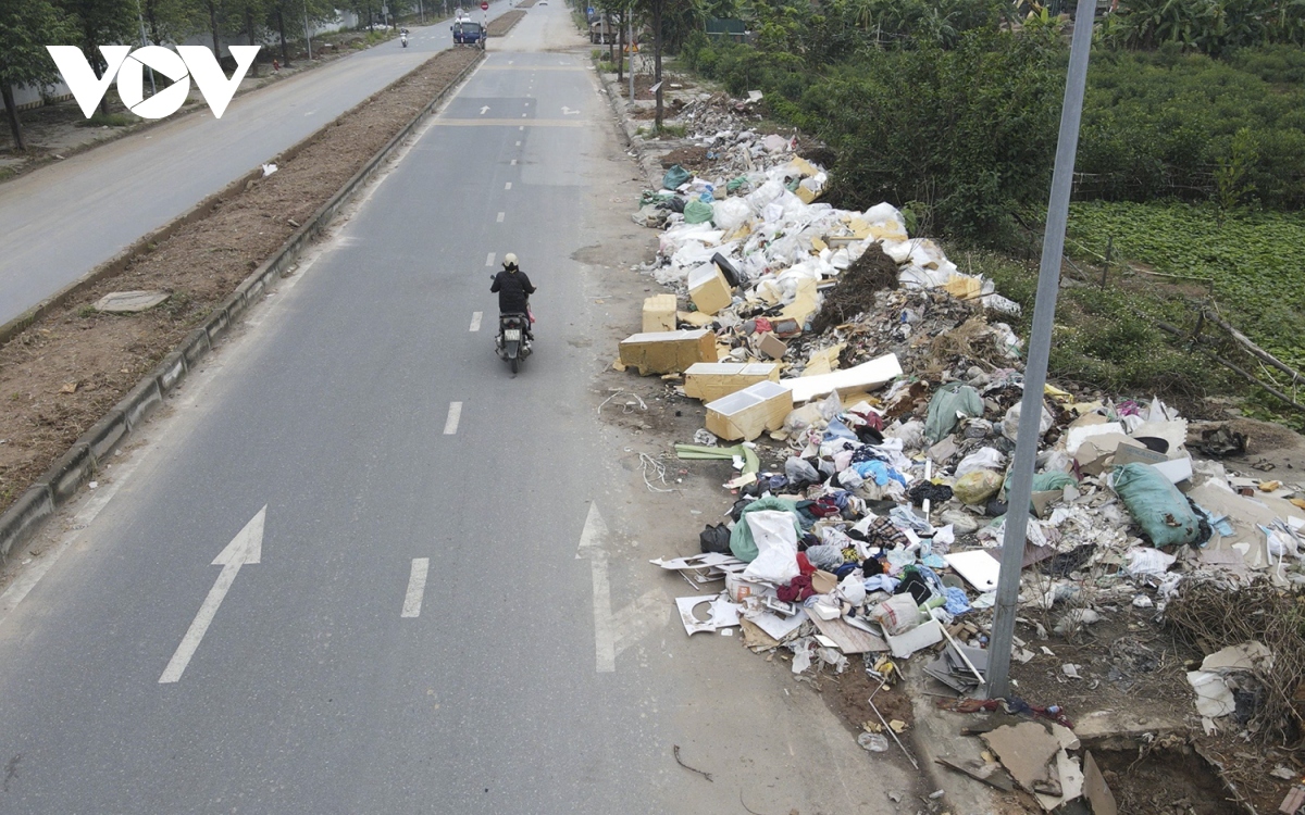 Rác thải ngập tràn con đường mới thi công ở Hà Nội - Ảnh 15.