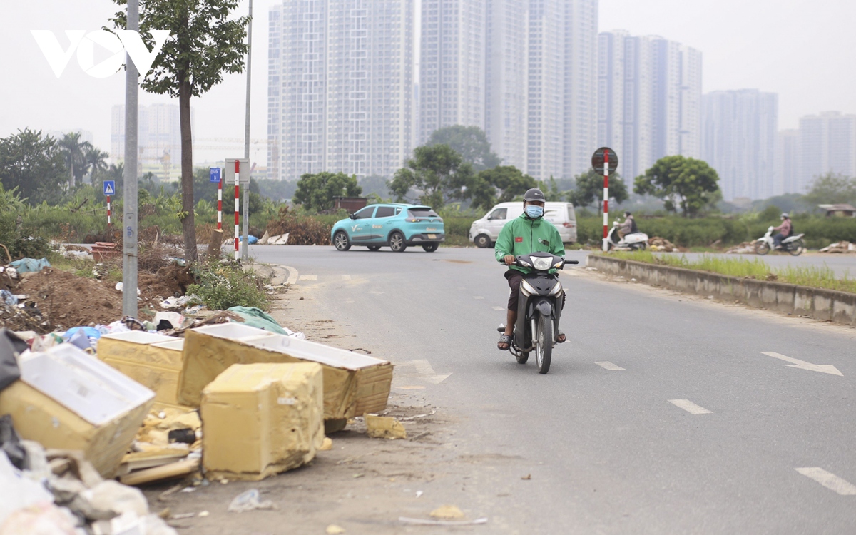Rác thải ngập tràn con đường mới thi công ở Hà Nội - Ảnh 8.