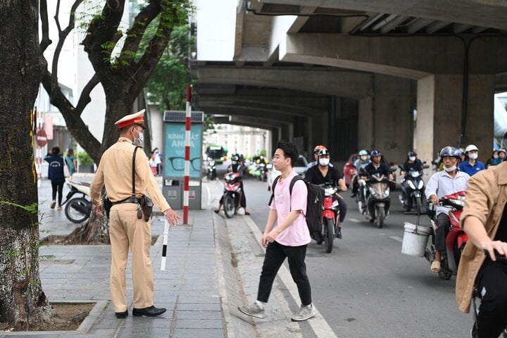 Người đi bộ vi phạm luật giao thông sẽ bị phạt tù trong trường hợp nào? - Ảnh 1.