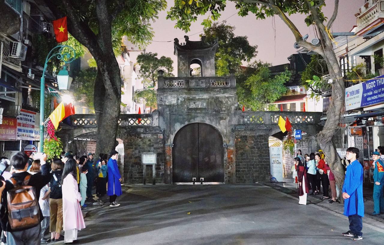 Cửa ô hơn 200 năm tuổi của Hà Nội “sống dậy” đầy sắc màu, du khách chen nhau đến chiêm ngưỡng- Ảnh 1.