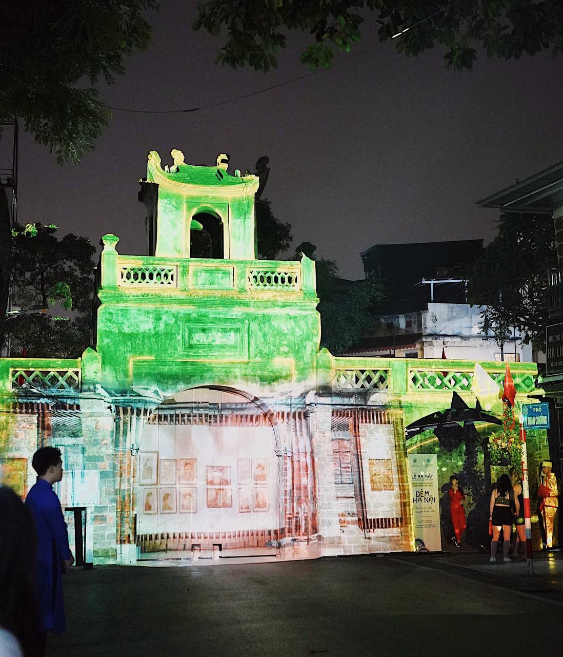 Cửa ô hơn 200 năm tuổi của Hà Nội “sống dậy” đầy sắc màu, du khách chen nhau đến chiêm ngưỡng- Ảnh 8.