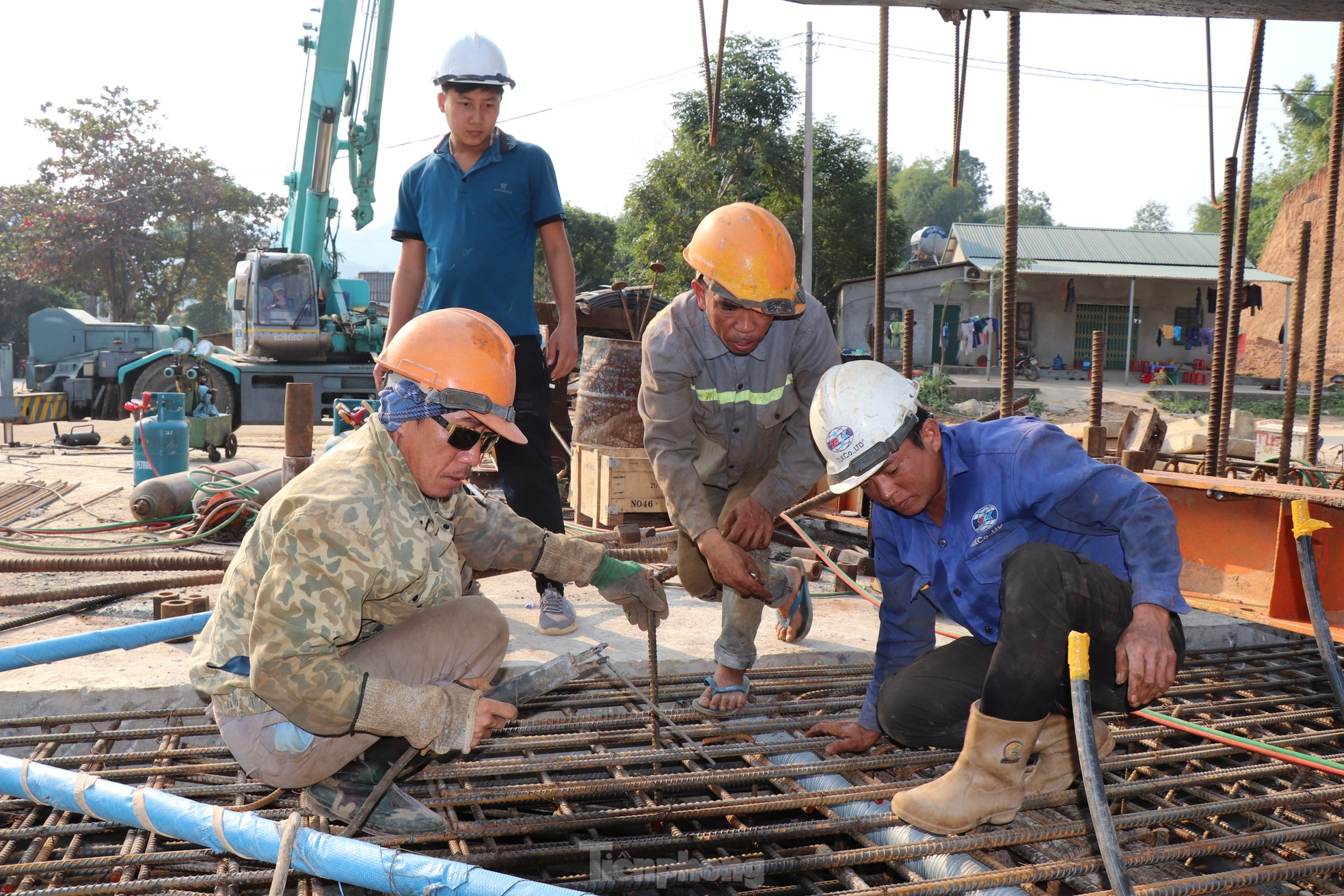 Hợp long cây cầu hơn 100 tỷ đồng bắc qua sông Chảy - Ảnh 8.