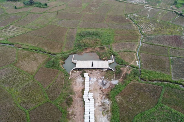 Nhìn gần dự án đường 300 tỷ đồng ở Hòa Bình chậm tiến độ, xuống cấp - Ảnh 3.