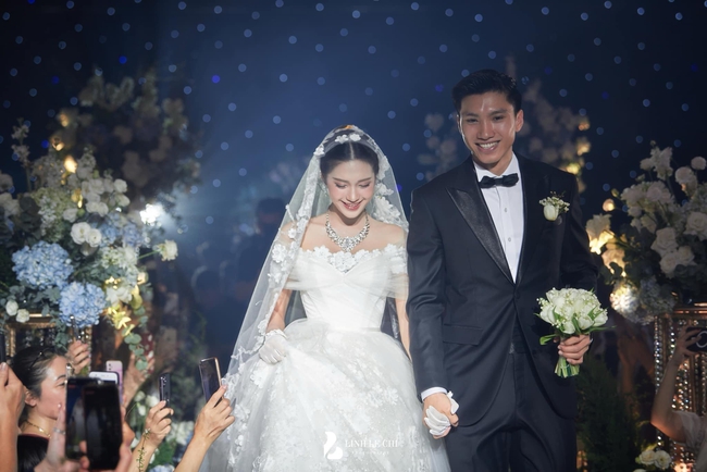 Váy cưới cảm hứng hoàng hôn của Phương Lan - VnExpress Giải trí