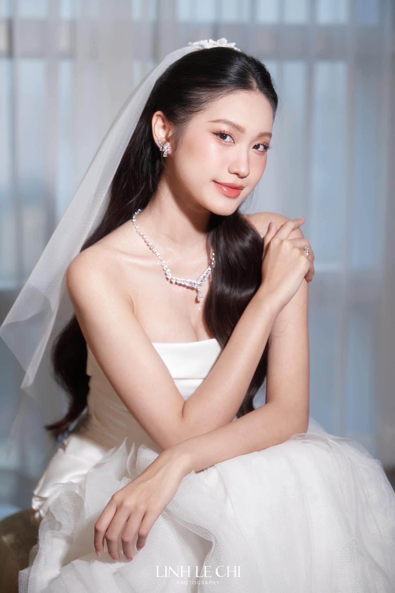 Trong thiết kế #Gizele đến từ nhà mốt Vera Wang Bride, cô dâu Doãn Hải My  mang vẻ đẹp biểu tượng cho nét hi�... | Instagram