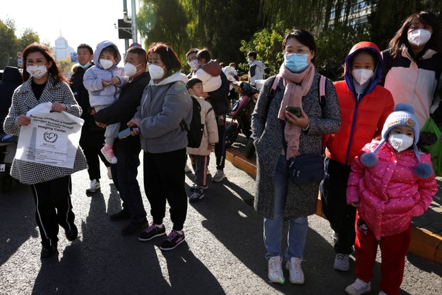 Trung Quốc giải thích hiện tượng trẻ em ốm tăng đột biến - Ảnh 1.