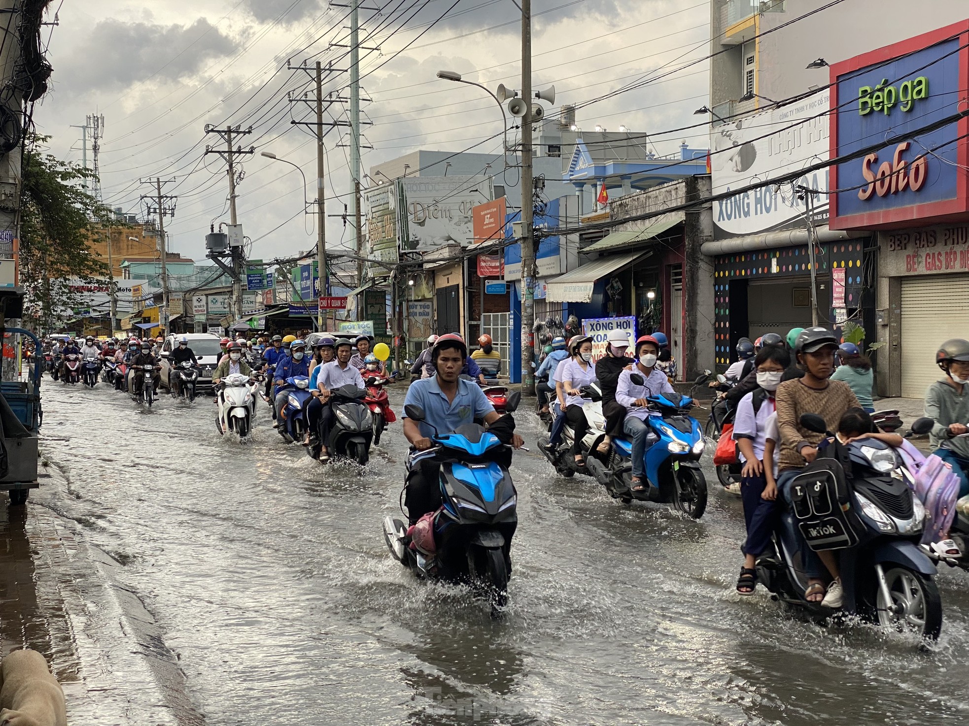 Triều cường đạt đỉnh, người dân TPHCM vật vã vượt nước ngập, kẹt xe về nhà - Ảnh 1.