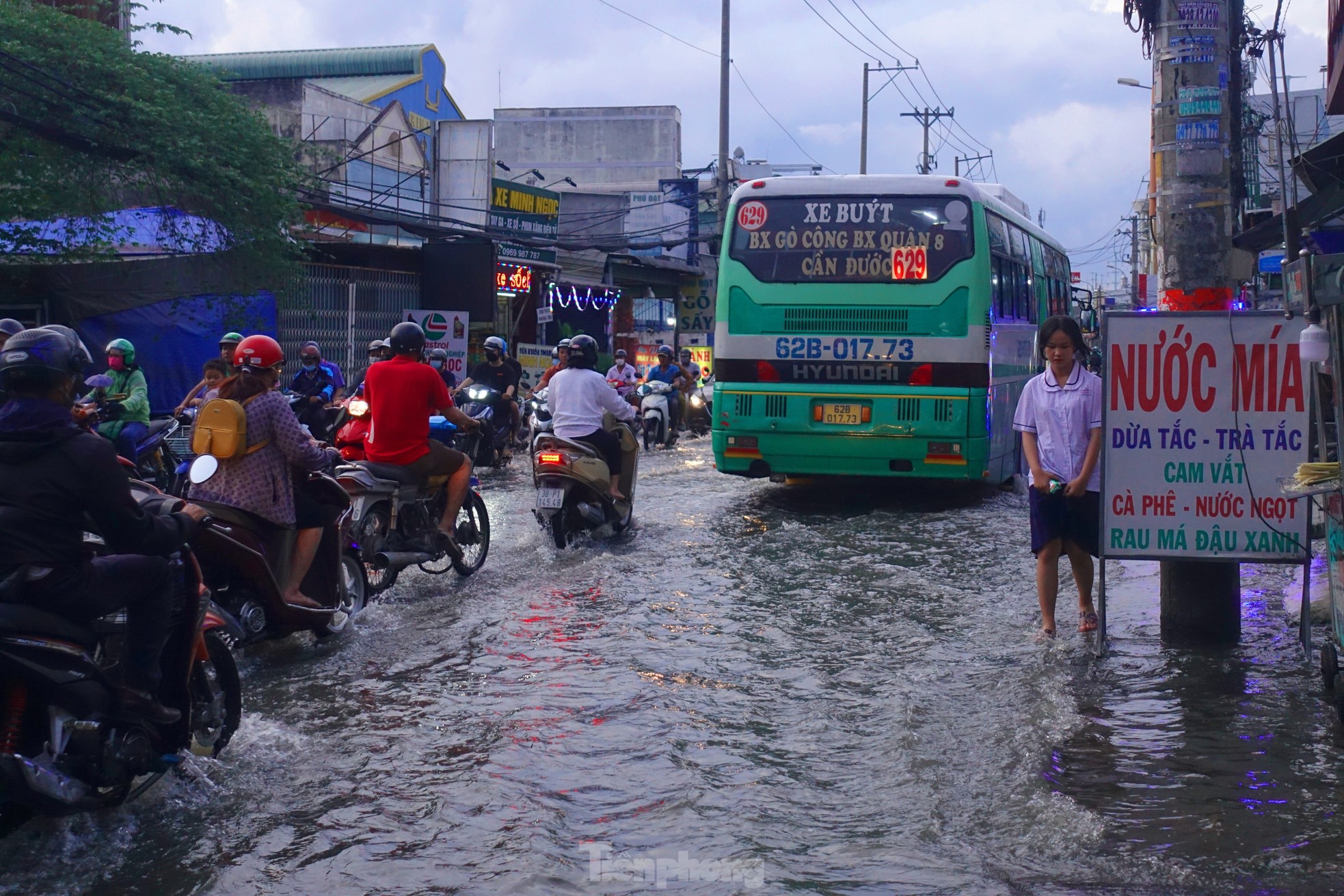 Triều cường đạt đỉnh, người dân TPHCM vật vã vượt nước ngập, kẹt xe về nhà - Ảnh 2.