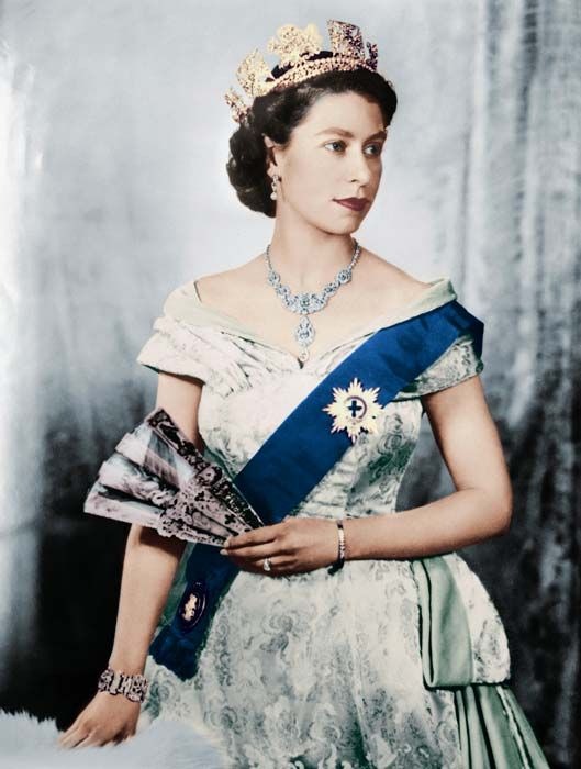 Điều ít biết về chiếc vòng cổ giá hơn 2.000 tỷ đồng cực quý giá Vương phi Kate từng đeo: Được cố nữ Vương Elizabeth II đích thân cho mượn - Ảnh 2.