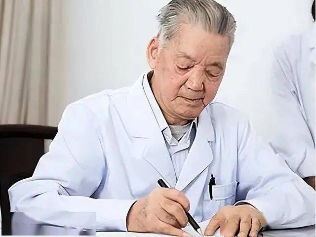 Vị bác sĩ 90 tuổi vẫn trẻ khỏe như 40 nhờ mỗi sáng đều ăn 1 loại củ chợ Việt bán giá vài nghìn- Ảnh 2.