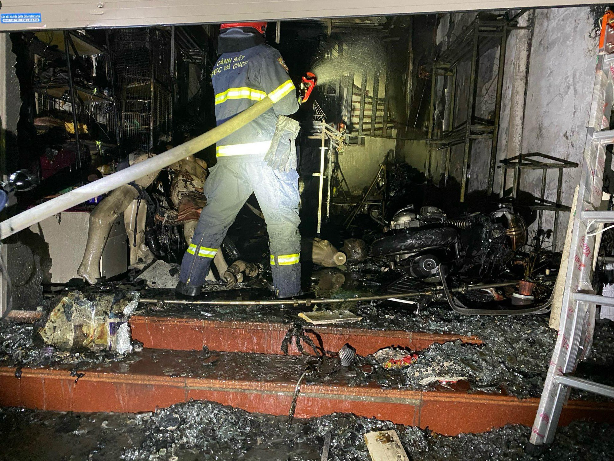 Hà Nội: Cửa hàng thời trang 4 tầng bốc cháy lúc rạng sáng, 5 người trong nhà thoát nạn- Ảnh 1.