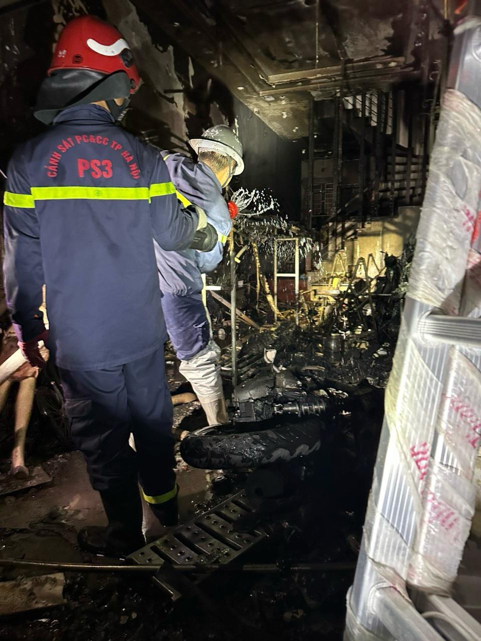 Hà Nội: Cửa hàng thời trang 4 tầng bốc cháy lúc rạng sáng, 5 người trong nhà thoát nạn- Ảnh 2.