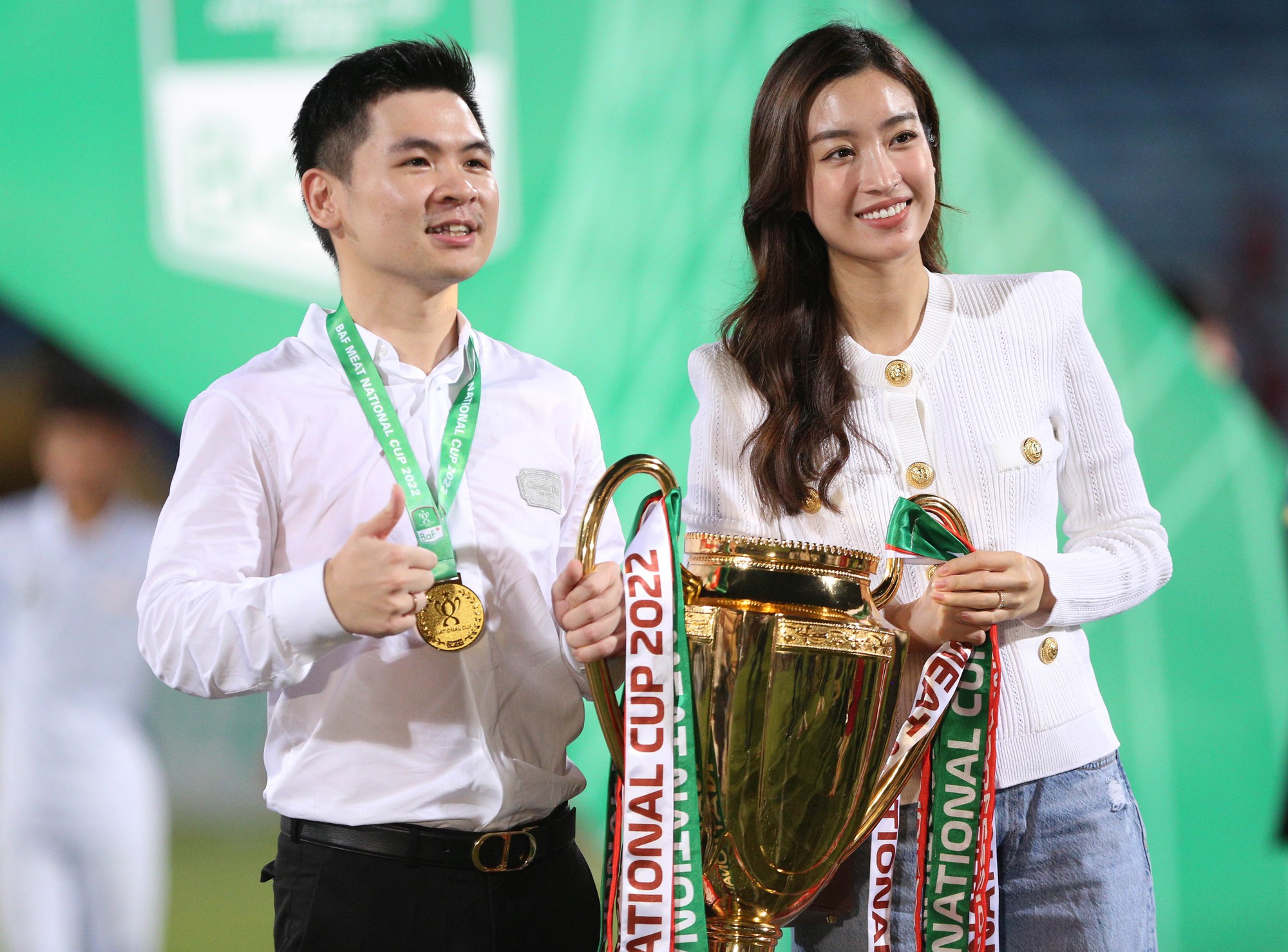 Chủ tịch CLB Hà Nội hé lộ hình ảnh Hoa hậu Đỗ Mỹ Linh mặt mộc, 3h sáng vẫn hỗ trợ bố chồng công việc- Ảnh 3.