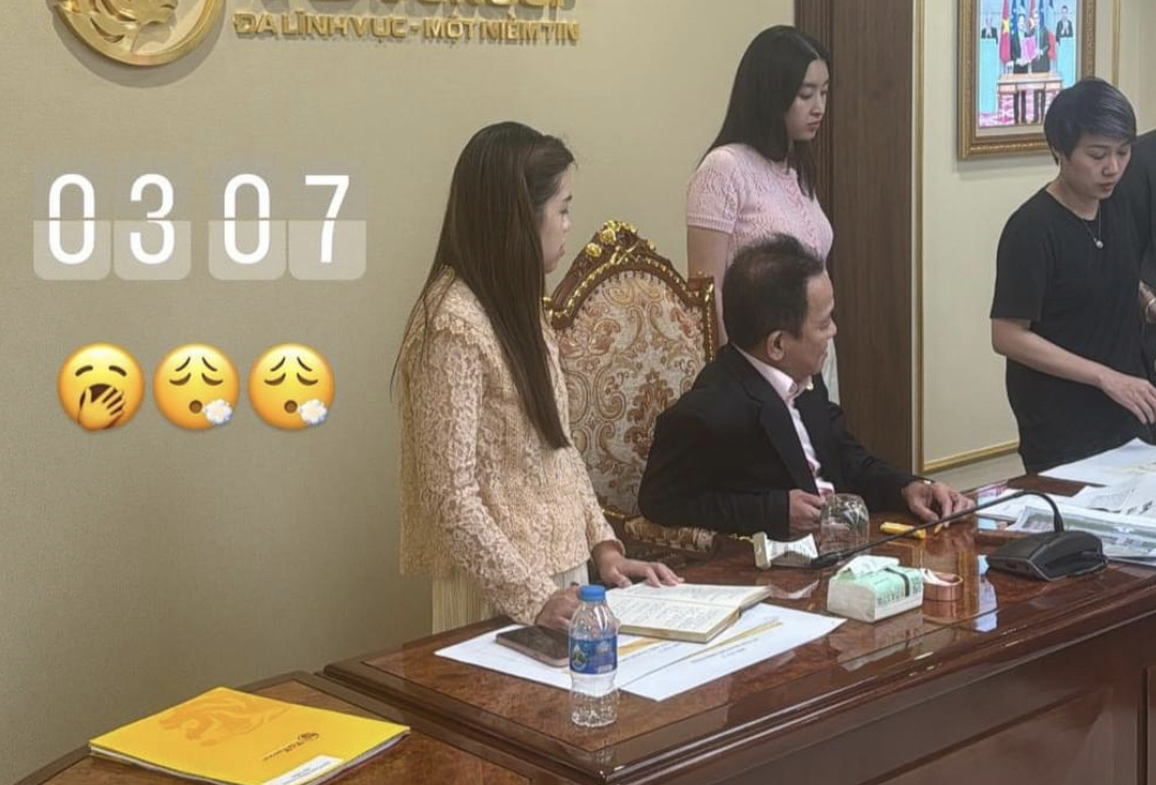 Chủ tịch CLB Hà Nội hé lộ hình ảnh Hoa hậu Đỗ Mỹ Linh mặt mộc, 3h sáng vẫn hỗ trợ bố chồng công việc- Ảnh 1.