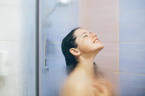 Nhiều người thích tắm kiểu này trong mùa đông để thư giãn mà không biết rất có hại cho da, tóc và cả huyết áp- Ảnh 1.