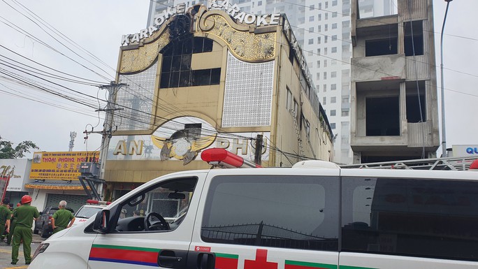 Khởi tố thêm 2 cựu cán bộ công an liên quan vụ cháy quán karaoke làm 32 người chết - Ảnh 1.