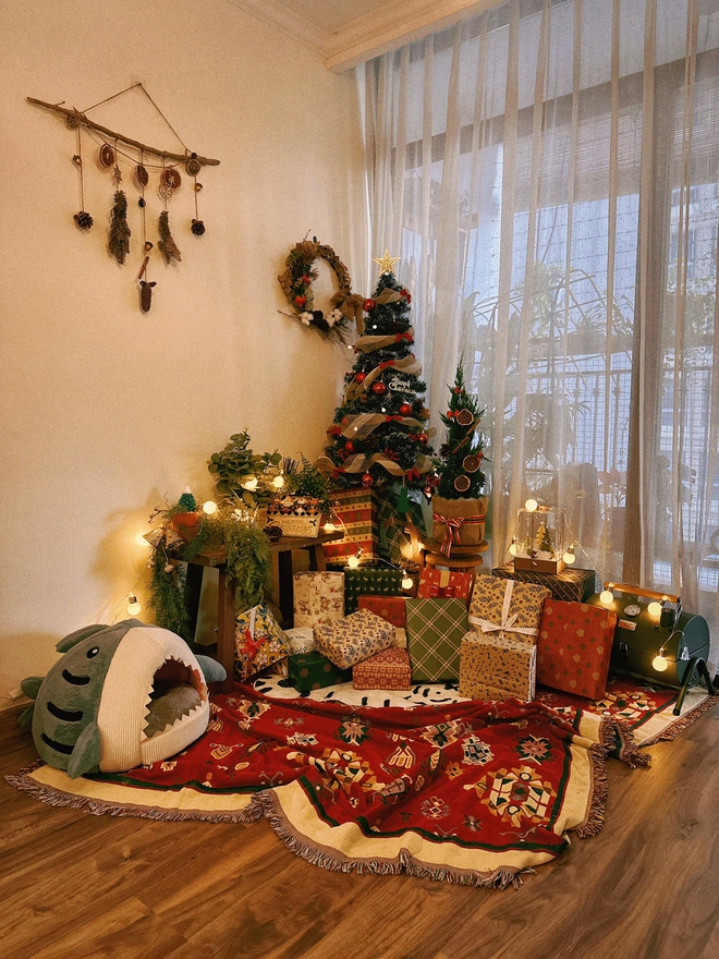 Jun Phạm rục rịch trang trí Giáng Sinh cho căn hộ 75m2: Không gian cực ấm cúng, chủ nhân tự nhận đẹp hơn quán cafe