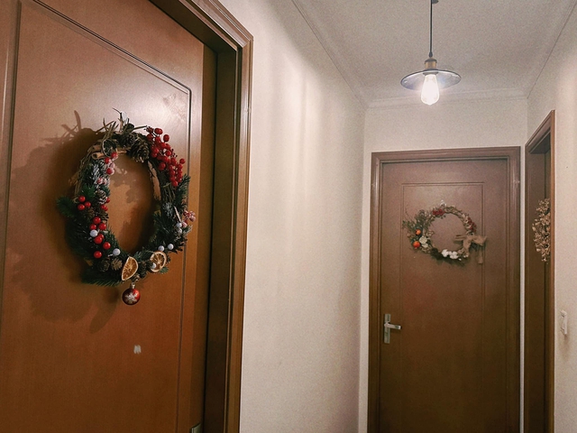 Jun Phạm rục rịch trang trí Giáng Sinh cho căn hộ 75m2: Không gian cực ấm cúng, chủ nhân tự nhận đẹp hơn quán cafe - Ảnh 5.