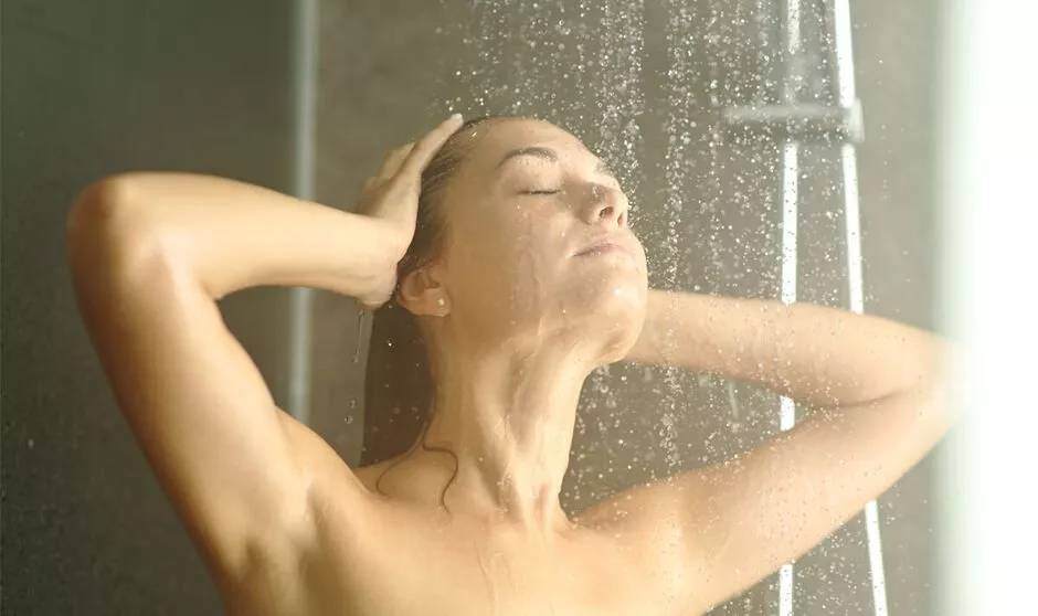Nhiều người thích tắm kiểu này trong mùa đông để thư giãn mà không biết rất có hại cho da, tóc và cả huyết áp- Ảnh 3.