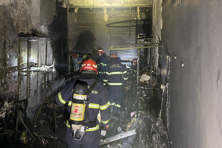 Hà Nội: Nhà 4 tầng bốc cháy, 5 người trèo qua ban công hàng xóm thoát hiểm- Ảnh 1.
