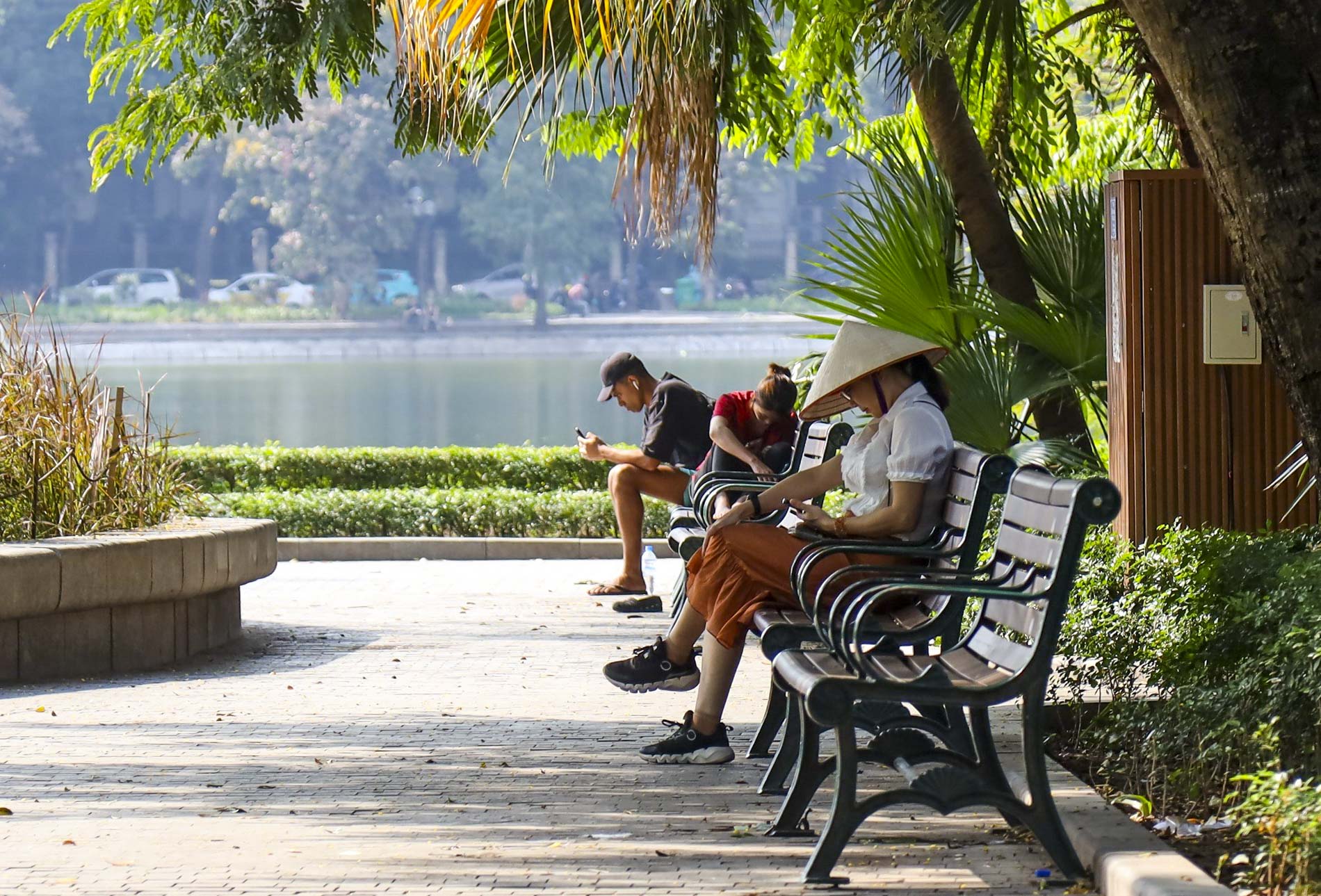 Mùa Đông nhưng trời lạ lắm: Người dân Hà Nội vẫn quần cộc, áo ngắn tay.. - Ảnh 3.