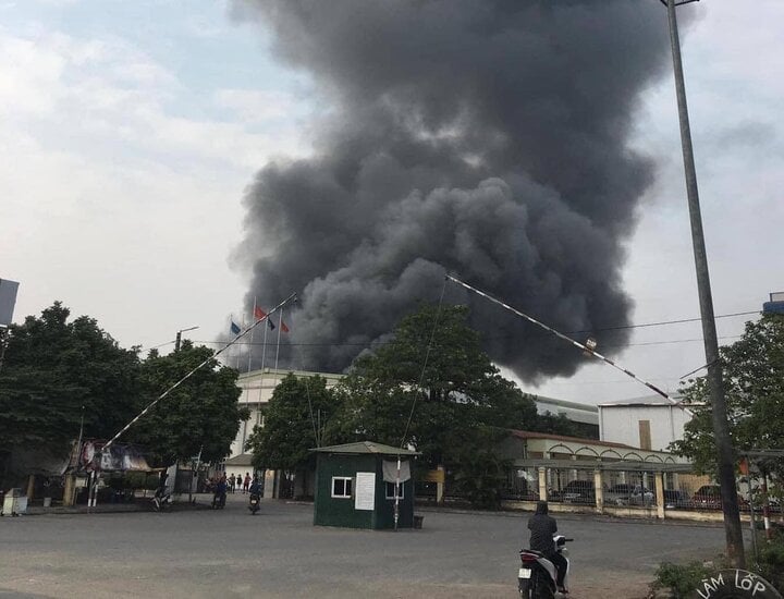 Cháy xưởng sản xuất thuốc thú y ở Hà Nội, 4 người may mắn thoát nạn - Ảnh 1.