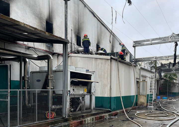 Cháy xưởng sản xuất thuốc thú y ở Hà Nội, 4 người may mắn thoát nạn - Ảnh 2.