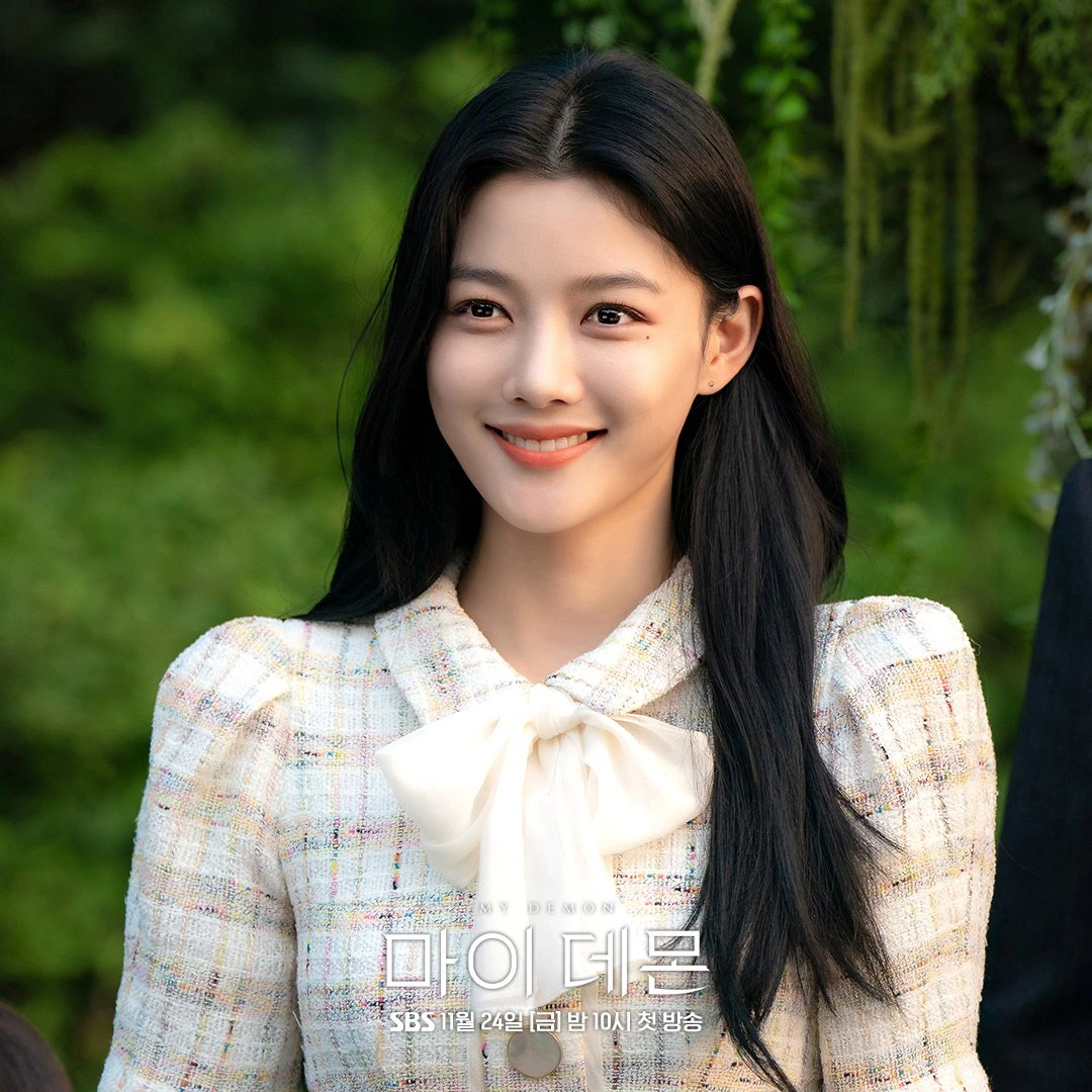 Kim Yoo Jung chính là mỹ nhân mặc đẹp nhất phim Hàn hiện tại, đúng chất tiểu thư sang chảnh mọi khung hình- Ảnh 4.