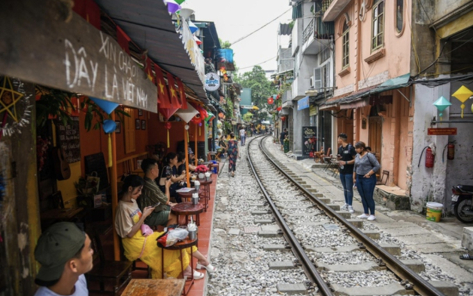 Phố cà phê đường tàu Hà Nội vẫn rất nhộn nhịp, trở thành điểm check-in bất chấp lệnh cấm - Ảnh 1.